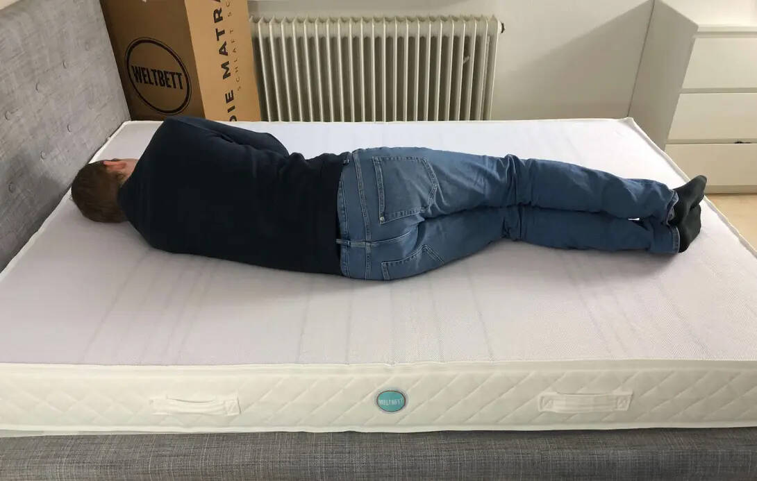 Emma One Matratze mit Probeschläfer auf der Seite